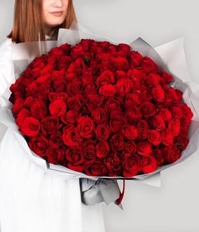 101 Красная роза в стильной упаковке